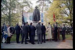 Fotografie: Enthüllung des Denkmals für General Friedrich Wilhelm Baron von Steuben an der Clayallee in Berlin-Dahlem