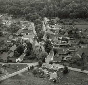 Ortskern mit Dorfkirche von der Laubsdorfer Straße entlang der Dorfstraße