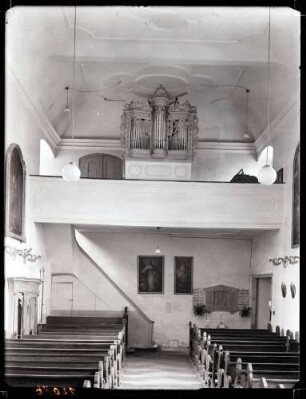 katholische Schloßkirche, innen nach Westen
