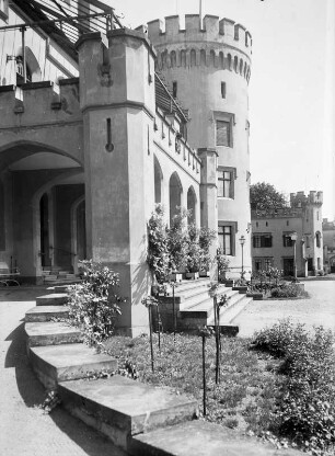 Schloss Sibyllenort : Sibyllenort (Szczodre, Polen). Schloss (1851/1867; C. H. W. Wolf). Blick von der Auffahrt zur Haupteingangsseite (linker Flügel)