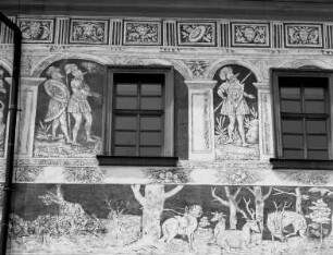 Sgraffiti mit mythologischen Szenen und Jagdszenen