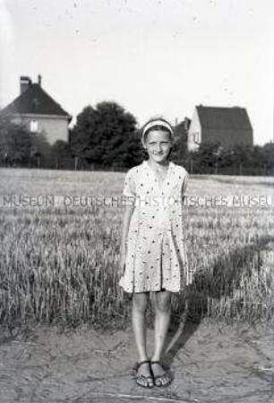 Mädchen an einem Feld