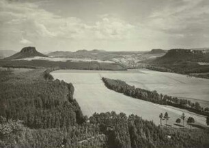 Sächsische Schweiz. Blick vom Kleinen Bärenstein nach Südosten. Links der Lilienstein, rechts der Königstein