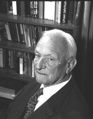 Freiburg: Wohnung; Hermann Linnemann; Portrait; vor Büchern