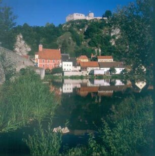 Kallmünz. Steinerne Brücke über die Naab. Blick zum alten Rathaus und zur Burg Kallmünz