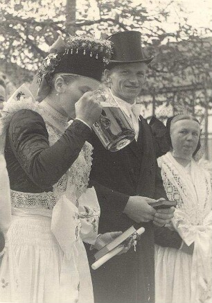 Hochzeit in Radibor : Gesellschaftliche Volkskultur - Sitten im Laufe des menschlichen Lebens - Hochzeit. Ort: Radwor / Radibor. Braut trinkt auf dem Weg von der Trauung Bier, in alten Zeiten trank sie Milch aus einem Becher.