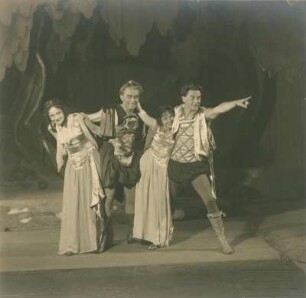 "Ein Sommernachtstraum" von William Shakespeare. Szene mit Antonia Dietrich als Helena, Felix Steinböck als Demetrius, Lotte Gruner als Hermia und Adolf Wohlbrück als Lysander. 3. Akt, 2. Szene. Dresden: Schauspielhaus, 12.06.1930