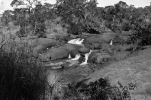 Wasserfall : Kleiner Wassrfall eines Nebenflusses des Lunsemfwa. Die Felsen bestehen vor allem aus Gneis.