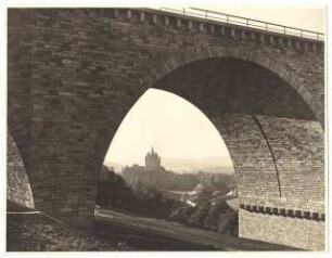 Lahntalbrücke bei Limburg: Brücke mit Limburger Dom im Hintergrund
