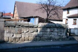 Mauer, obere Reihe mit rundbogigen Steinen
