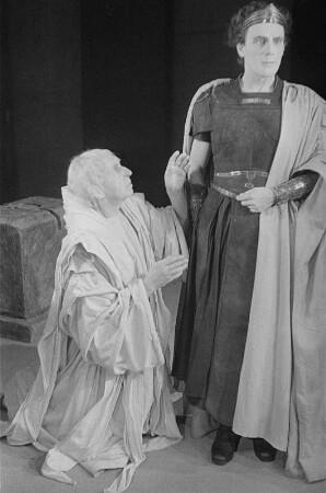 Szenenbilder aus dem Stück "König Oedipus" von Sophokles am Deutschen Theater Berlin : Szene mit Paul Bildt als Teiresias (links) und Gustaf Gründgens als König Oedipus (rechts)