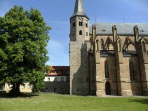 Ritterstift-Ansicht von Süden mit Romanischem Westwerk (11 Jh)-Vorhalle (Paradies) im Westen abgebrochen-nach Osten Gotische Basilika anschließend