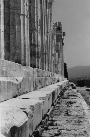Seitenfront des Parthenon-Tempel auf der Akropolis, Akropolis, Athen, Griechenland, aus der Serie 'Die Welt des Tabaks'
