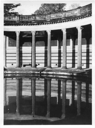 Albrechtschlösser. Dresden-Loschwitz, Bautzner Straße 130. Schloß Albrechtsberg (1850-1854; A. H. Lohse). Kolonnaden mit Badebassin, sogenanntes Römisches Bad, unterhalb der Terrasse