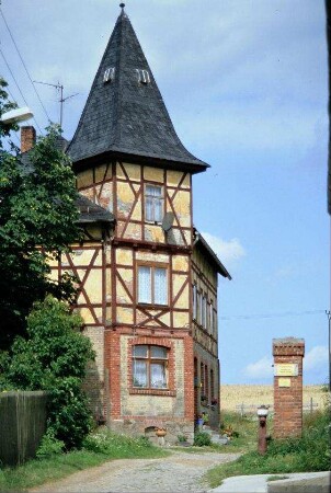 Zufahrt zum Rittergut mit Rittergutsgebäude; Ecke mit Erker und Turm