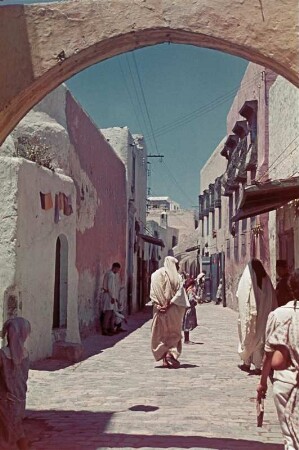 Reisefotos. Straßenbild mit Torbogen (vermutlich im arabischen Raum)