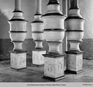 Arca di San Lanfranco : Die Basisreliefs auf den Säulen des Grabmals mit Heiligen und römischen Imperatoren