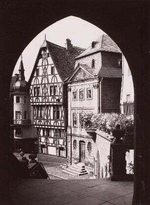 Aschaffenburg, Stadt : Aschaffenburg. Blick aus dem Portal der Stiftskirche St. Peter und Alexander über die Freitreppe zu den Wohnhäusern der Stiftsgasse und Dalbergstraße