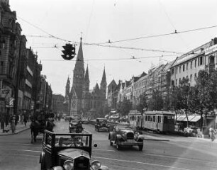 Berlin, Tautentzienstraße. Blick zur Kaiser-Wilhelm-Gedächtniskirche und dem Gloria-Palast : Berlin