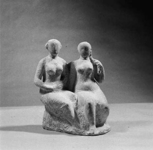 Zwei sitzende weibliche Akte (Modellskizze) : Zwei sitzende weibliche Akte (Modellskizze).Ton (vor 1963; H. Naumann)