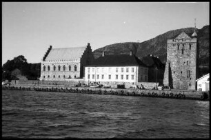 Bergen: Straße mit alten Häusern und Publikum [Hakonshalle und Rosenkrantz Taarn]