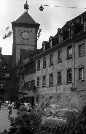 Freiburg i. Br.: Schwabentor und "Zum roten Bären", im Vordergrund: Brunnen