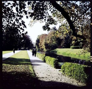 Donaueschingen: Herbst im Schloßpark, Weg an der Donau, vor Schloss