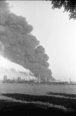 Ploesti: Brennende Raffinerien nach Luftangriff der Russen 1942