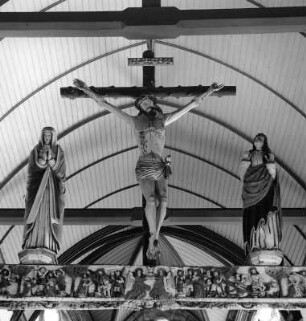 Triumphkreuzgruppe : Bretagne. Lampaul-Guimiliau. Triumphkreuzgruppe mit geschnitztem Balken in der Kirche