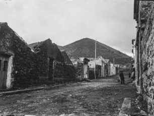 Dorfstraße : Straße durch ein Dorf bei Nicolosi