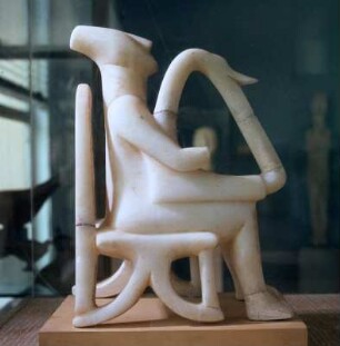 Athen. Archäologisches Nationalmuseum. Harfenspieler : Athen. Archäologisches Nationalmuseum. Harfenspieler, sitzend. Kykladenidol. Parischer Marmor. 1884 auf Keros in einem Grab gefunden