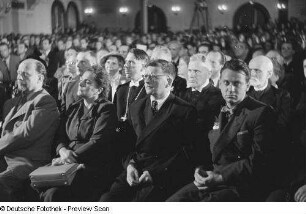 Portrait Dmitri Dmitrijewitsch Schostakowitchs sowie Walter und Lotte Ulbrichts im Publikum der Bachfeier