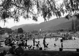 "5000" Leute im Freiburger Strandbad: im Vordergrund Planschbecken