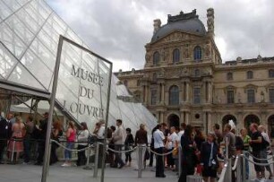 Paris - Menschen im Louvre : Andrang vor der Sicherheitskontrolle am Eingang, Museum Louvre. Paris, 2006
