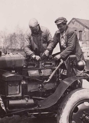 Bannewitz, Maschinen- und Traktorenstation (MTS), Einsetzen eines Motorblockes in einen Traktor "Pionier"