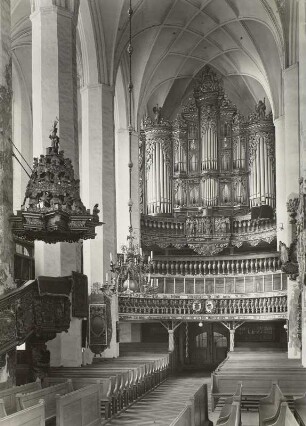 Luckau, Stadtkirche St. Nikolai. Inneres mit Kanzel und Orgel
