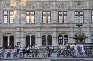 Wien - Fahrräder : Blick auf einen Fahrradparkplatz an der Staatsoper in Wien. 2008