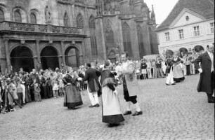 Freiburg: Münsterplatz; Trachtengruppe aus Villingen