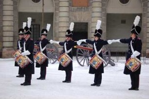 Stockholm - Wachaufzug am Schloss : Trommler der Svea Livgarde vor dem Königlichen Schloss bei Wachablösung, aufgenommen 2006 in Stockholm