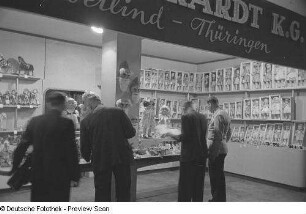 Fachbesucher an einem Messestand Oberlind-Thüringen mit Spielzeugpuppen