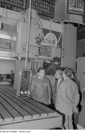 Fachgespräch an einem Ausstellungsobjekt (Maschine) auf der Technischen Messe