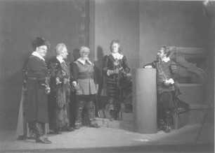 Wallensteins Lager – Die Picolomini. Dramen-Trilogie von Friedrich Schiller. Staatsschauspiel Dresden, Neueinstudierung 24.03.1927 mit Musik von Arthur Chitz : Die Picolomini. Szene mit Alfred Meyer als Isolani, Friedrich Lindner als Octavio Piccolomini, Walther Kottenkamp als Buttler, Tom Farecht als Questenberg und Willi Kleinoschegg als Illo