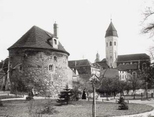 Freystadt, Crossener Torturm : Freystadt. Crossener Torturm und Stadtpfarrkirche (15. Jahrhundert). Ansicht über eine Grünanlage von Südosten