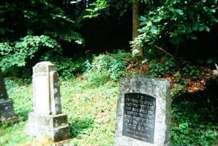 jüdischer Friedhof, zwei Grabsteine, davon einer mit dem Namen Menko Grünstein