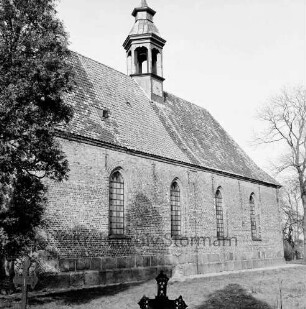 Schlosskirche: Außenaufnahme: Blick von Südwesten: im Vordergrund Teil von altem Grabkreuz aus Eisen
