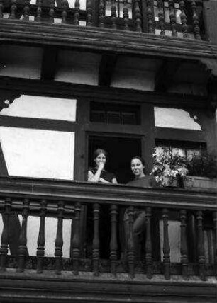 Straßburg: zwei Mädchen auf dem Balkon eines Fachwerkhauses