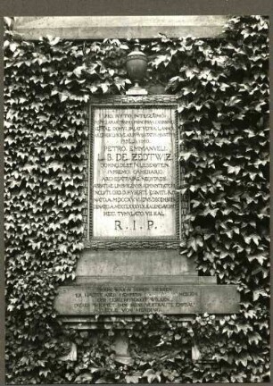 katholische Kirche. Grabstein des Freiherrn Peter Emmanuel von Zedwitz, +1786
