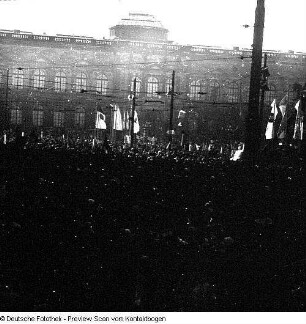 Dresden-Altstadt, Theaterplatz, Gedenkkundgebung anläßlich des 40. Jahrestages der Zerstörung Dresdens. Blick über Teilnehmer gegen Tribüne