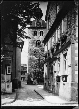 Unbekannter Ort. Blick zum romanischen Kirchturm