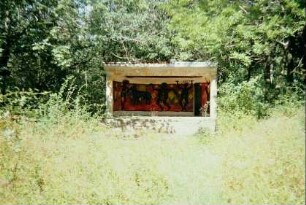 ehemalige Festwiese mit Bühne (bemalt); in der DDR fanden hier Feste statt